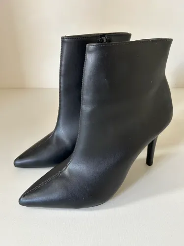 Bota preta salto 