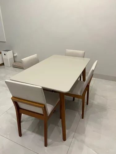 Mesa de jantar madeira maciça com vidro temperado + 4 cadeiras em linho cru
