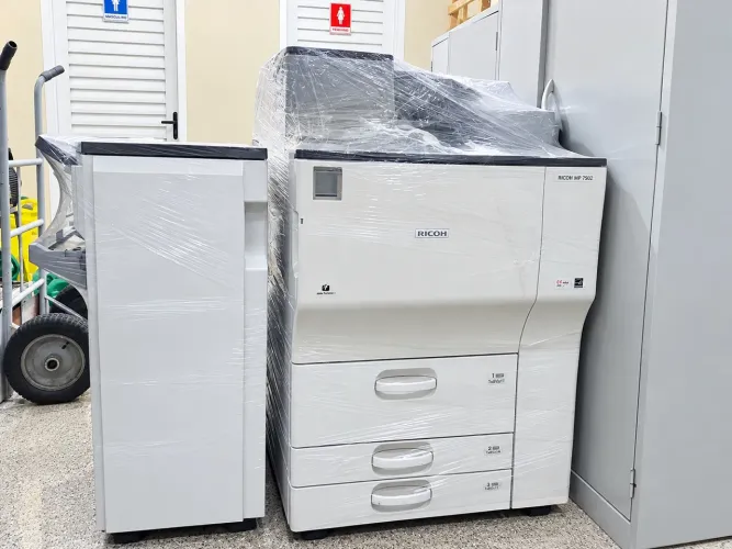 VENDO RICOH MP 7502 COPIADORA E MULTIFUNCIONAL COM GRAMPEADOR