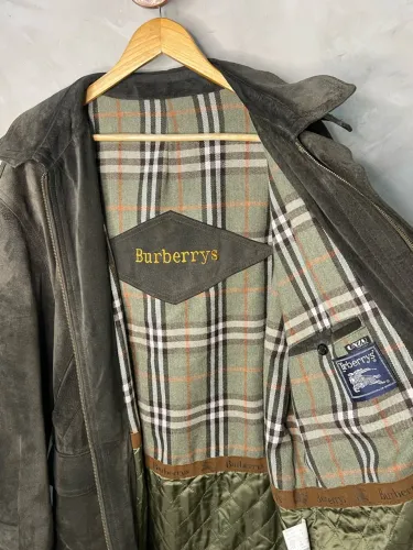 JAQUETA BURBERRYS COURO LEGÍTIMO TAMANHO GG