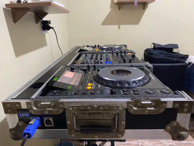 Vendo par de Cdj 2000 Pioneer e Mixer Djm 800 Pioneer, com case e acessórios.