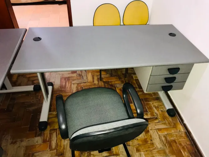 Mesa de Escritório com 3 Gavetas - Muito Conservada