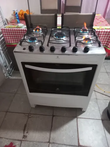 Vende-se fogão Electrolux 5 bocas