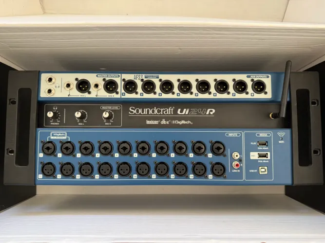 Mesa de som UI24R SoundCraft na caixa 