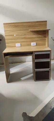 Vendo escrivaninha madeira MDF com gaveta , tamanho 1,05 por 50 c , altura 75,