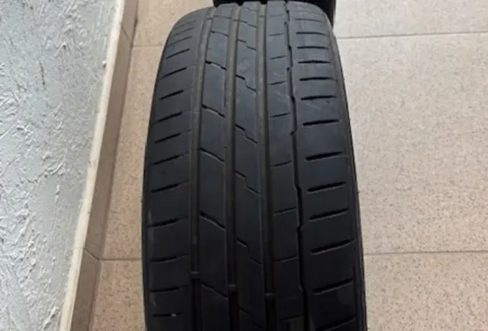 Pneus Run Flat 225 / 45 / R18 com 14000 Km