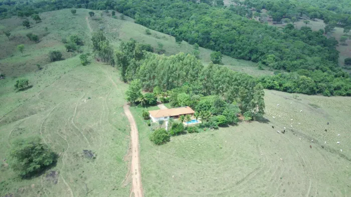 Fazenda em Caldazinha com 23 alqueires, casa sede boa, casa caseiro, curral, 6km da cidade