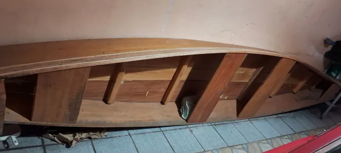 Vendo barco de madeira envernizado 