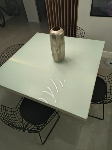 Mesa de jantar quadrada Tam 1.10 x 1.10 em laca com tampa de vidro e 4 cadeiras