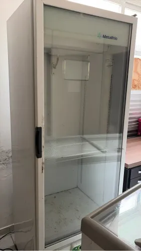 Refrigerador expositor vertical METALFRIO 398 litros branco