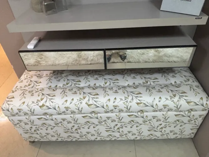Conjunto de duas poltronas giratórias e baú almofadado organizador