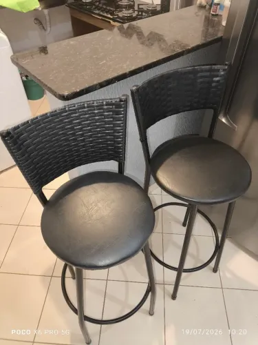 Vende-se duas cadeiras para bancada