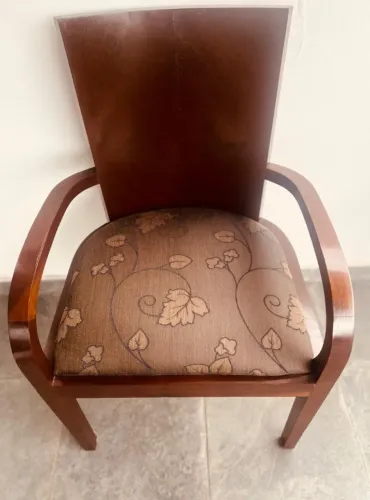 Poltrona chique de madeira maciça