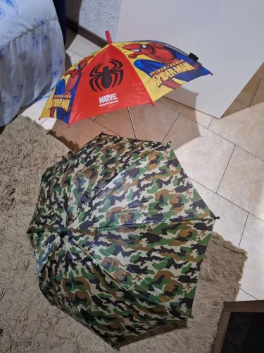 2 sombrinhas para criança semi nova