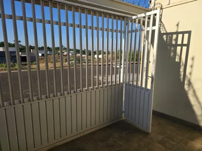 Portão Usado em Ótimo Estado - 3,87m x 2,31m com Social Embutido