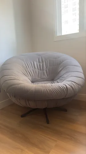 Poltrona/puff com apoio para pés 