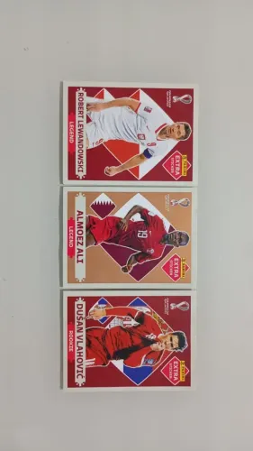 3 Figurinhas Extra Sticker Copa 2022 Vlahovi? Almoez Ali Lewandowski