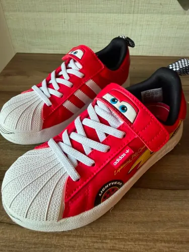 Tênis infantil Adidas Carros