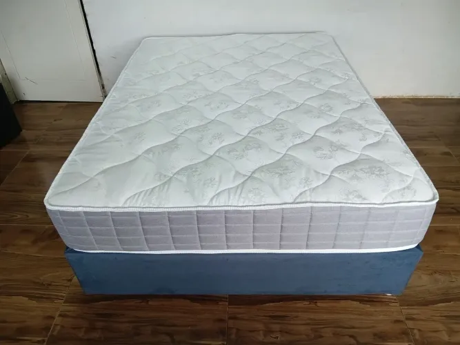 Vendo cama box de casal de mola ensacada novo bem confortável com base 1,38x1,88
