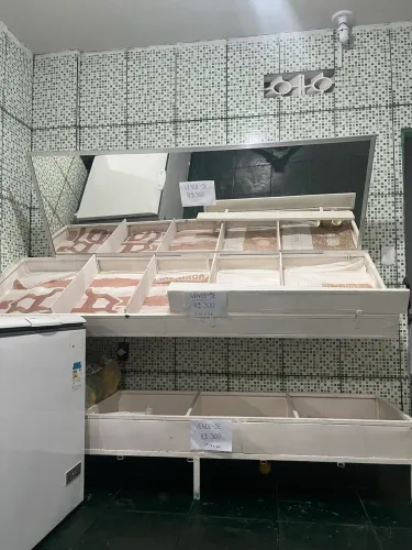 Bancas e espelhos para sacolão