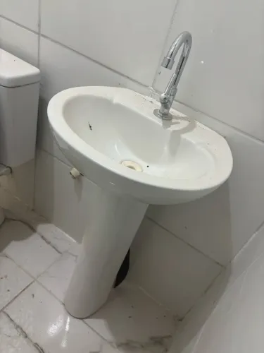 Lavatório e sanitário à venda - Excelente estado