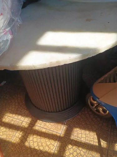 Mesa com tampo de mármore