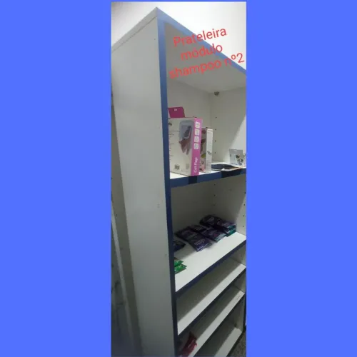 Estante com prateleiras