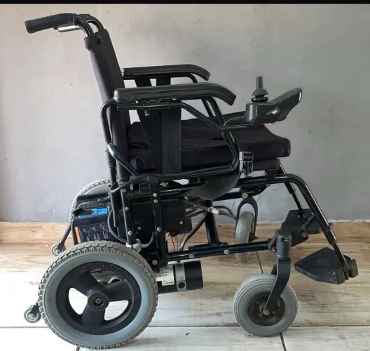 Cadeira de rodas motorizada 