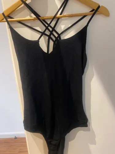 body preto com decote trançado 
