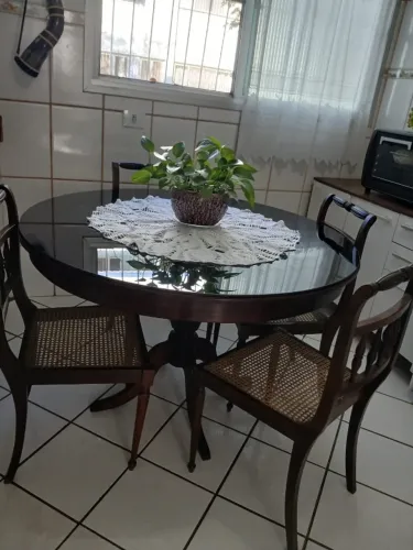 Mesa pé aranha em jacaranda 4 cadeiras jacaranda com palhinha sintética em assento.