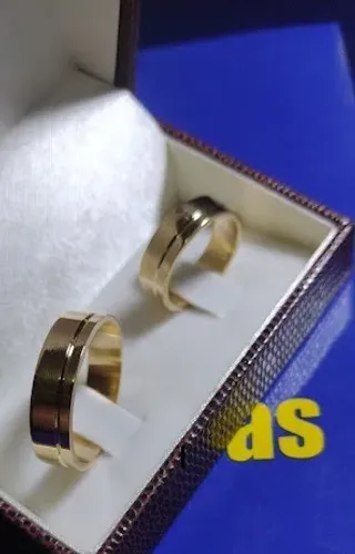 Par de Alianças ouro 18 kilates 10 gramas 8 mm Lisa e brilhosas resistente