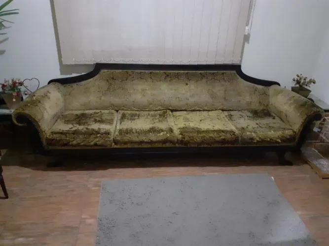 Sofá Pata de Leão + Mesinha