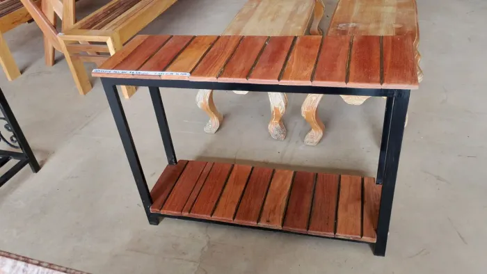 Aparador em madeira Ypê base metalon