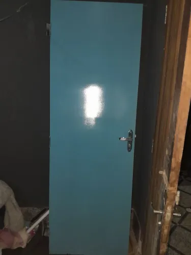 Vendo porta com caixilhos! E com maçaneta ja incluso.