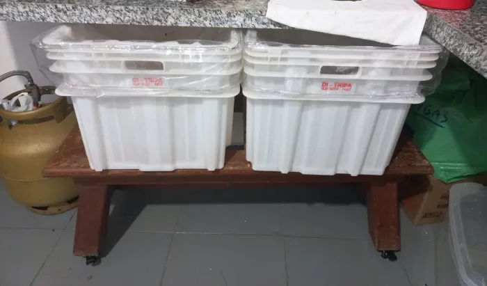 Vendo duas cx para tempero e um buffet self service 6 cubas