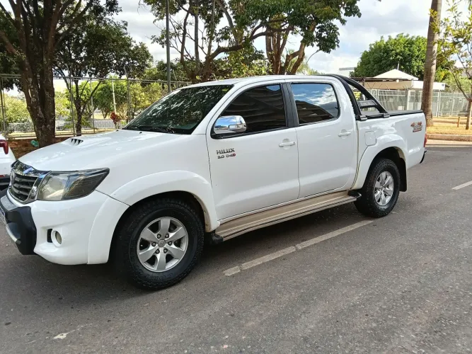 Toyota Hilux CD SRV D4-d 4X4 3.0 TDI Diesel AUT 2012