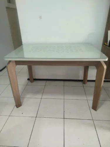 Mesa de jantar com 4 cadeiras 