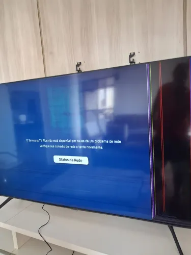 Vendo uma televisão de 75 in com o defeito