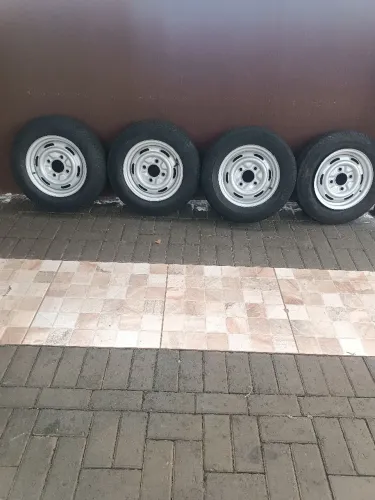Rodas Brasilia/ Fusca - com pneus.
