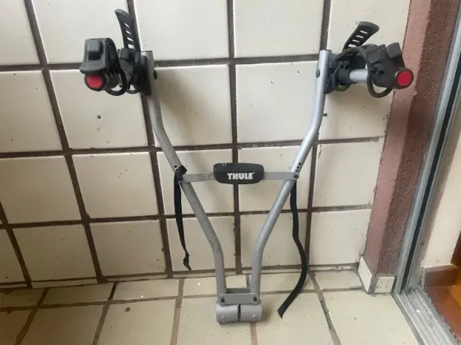 Suporte veicular traseiro da marca THULE para transportar  2 bicicletas.