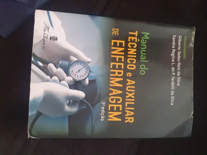 Livro Manual de enfermagem e esfigmomanômetro