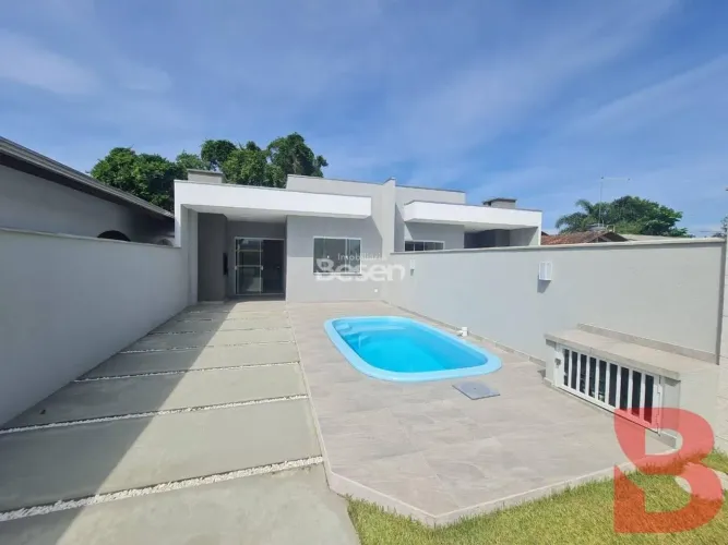 CASA COM PISCINA - APENAS 500 METROS DO MAR