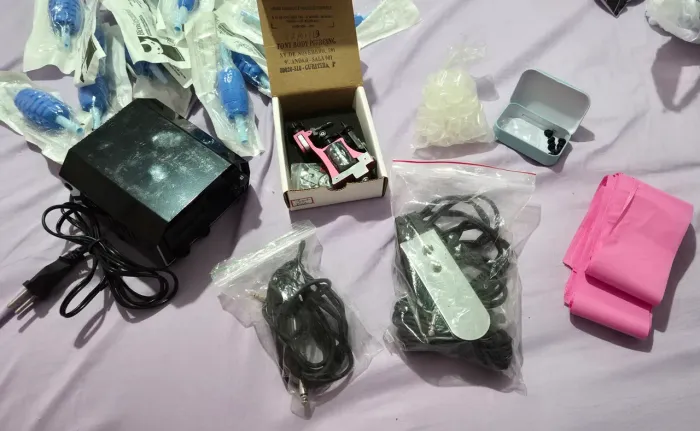 Máquina rotativa, fonte e kit de tatuagem