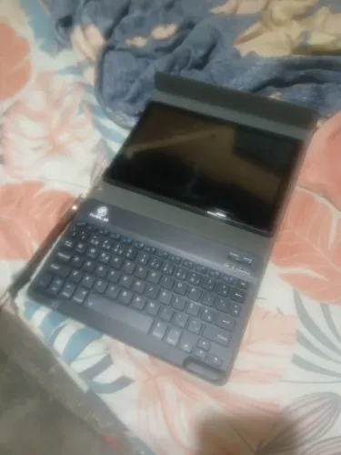Tablet com teclado marca milii