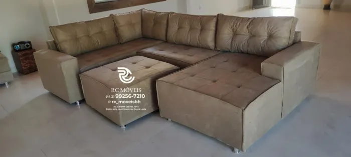 Sofá de canto Grande 3,10m com Chaise e Puff tecido veludo D33 Premium