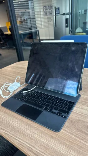 iPad Pro 3ª Geração Tela 12.9 - 64GB + Magic Keyboard Apple