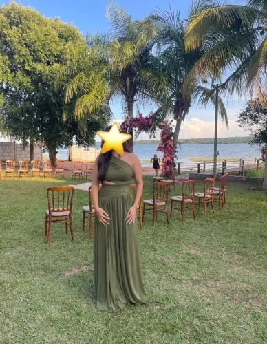 Vestido manga única, fenda lateral, usado uma única vez