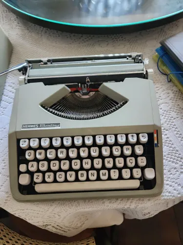 Máquina escrever Hermes Baby