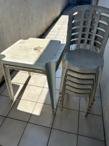 Mesa e cadeiras