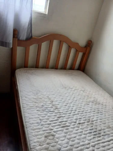 Cama de casal com colchão e cabeceira